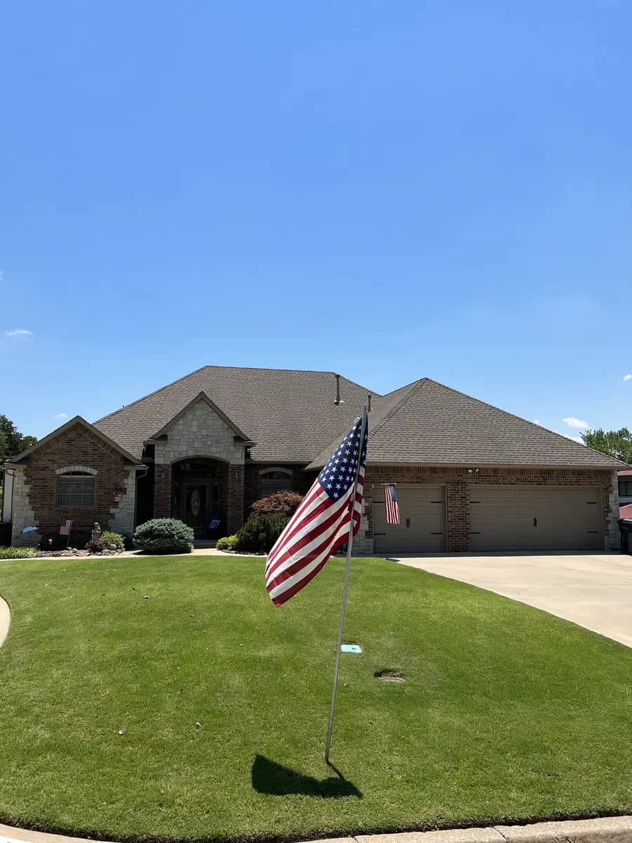 Large green Oklahoma lawn maintained by Greenline